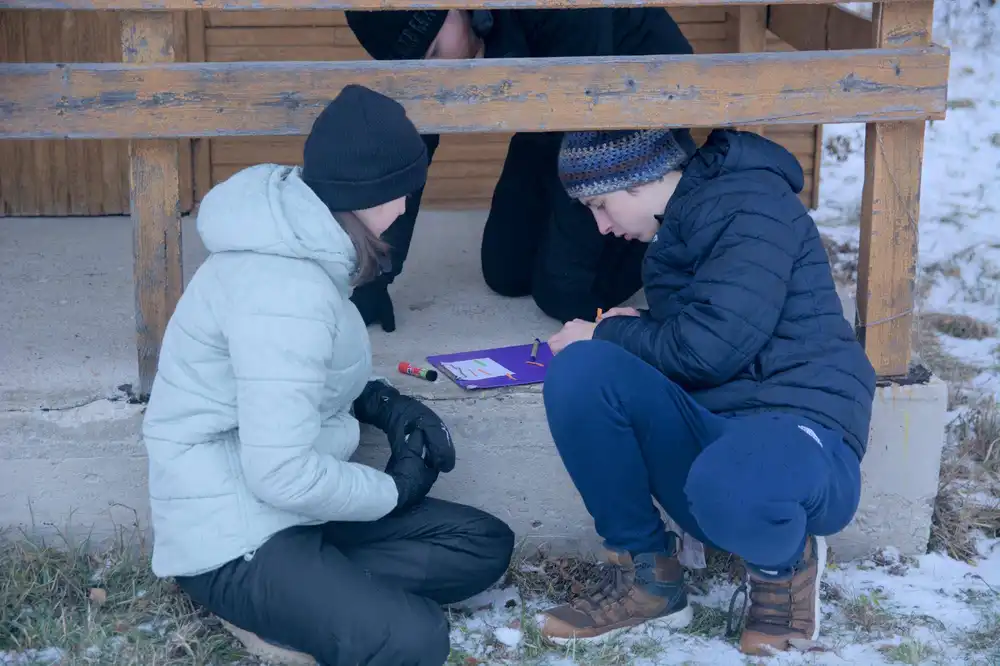 Účastníci sústredenia PRASK hrajú hru vonku