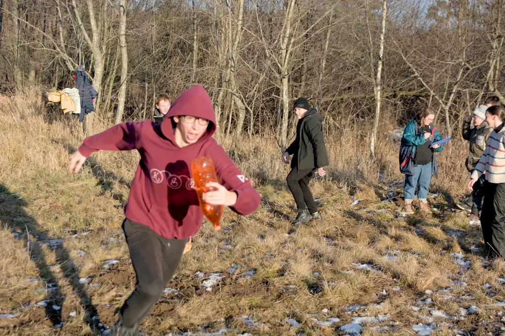 Účastníci sústredenia PRASK hrajú vonku tímovú hru